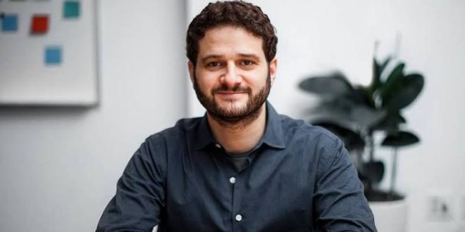 Teknoloji dünyasında bazı isimler kurdukları şirketlerden çok, dijital yaşamın dönüşümünde oynadıkları rolle öne çıkar. Dustin Moskovitz de bu isimlerden biridir. Facebook'un kuruluşunda yer alan genç girişimci, daha sonra bu şirketten ayrılarak kendi teknoloji girişimini kurmuş ve çalışma hayatının dijitalleşmesine odaklanan Asana ile ikinci büyük başarı hikâyesini oluşturmuştur.