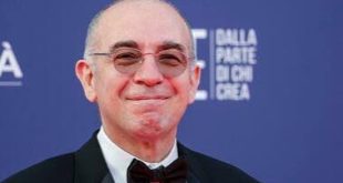 İtalyan sinemasının kendine özgü anlatım diliyle öne çıkan yönetmenlerinden Giuseppe Tornatore, yalnızca yönetmen kimliğiyle değil, senarist ve yapımcı olarak gerçekleştirdiği çalışmalarla da sinema tarihinin dikkat çeken sanatçılarından biridir. Sicilya'nın kültürel atmosferinden beslenen Tornatore, filmlerinde çoğunlukla geçmişin izlerini, insan hafızasını, aşkı, kaybı, yalnızlığı, aile ilişkilerini ve sinemanın insan hayatındaki dönüştürücü gücünü işler.