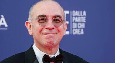 İtalyan sinemasının kendine özgü anlatım diliyle öne çıkan yönetmenlerinden Giuseppe Tornatore, yalnızca yönetmen kimliğiyle değil, senarist ve yapımcı olarak gerçekleştirdiği çalışmalarla da sinema tarihinin dikkat çeken sanatçılarından biridir. Sicilya'nın kültürel atmosferinden beslenen Tornatore, filmlerinde çoğunlukla geçmişin izlerini, insan hafızasını, aşkı, kaybı, yalnızlığı, aile ilişkilerini ve sinemanın insan hayatındaki dönüştürücü gücünü işler.