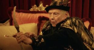 Amerikan sinemasının uzun soluklu kariyerlere sahip oyuncuları arasında yer alan Jon Voight, altmış yılı aşkın süredir sinema ve televizyon dünyasında aktif olan önemli bir aktördür. Farklı dönemlerde birbirinden oldukça farklı karakterlere hayat veren sanatçı; güçlü dramatik performansları, aksiyon filmlerindeki rolleri ve televizyon yapımlarındaki başarılı çalışmalarıyla geniş bir hayran kitlesi oluşturmuştur.