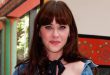 Zooey Deschanel, Hollywood'da oyunculuğuyla tanınmasının yanı sıra şarkıcılık ve söz yazarlığı alanında da kendine özgü bir kariyer inşa eden Amerikalı sanatçılardan biridir. Oyunculuk kariyerinde farklı türlerdeki yapımlarda rol alan Deschanel, müzik dünyasında ise özellikle She & Him grubuyla adından söz ettirmiştir. Müzisyen M. Ward ile oluşturduğu bu ikili, retro pop, folk, country ve indie müzik unsurlarını bir araya getirerek kendilerine has bir sound oluşturmuştur.