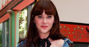 Zooey Deschanel, Hollywood'da oyunculuğuyla tanınmasının yanı sıra şarkıcılık ve söz yazarlığı alanında da kendine özgü bir kariyer inşa eden Amerikalı sanatçılardan biridir. Oyunculuk kariyerinde farklı türlerdeki yapımlarda rol alan Deschanel, müzik dünyasında ise özellikle She & Him grubuyla adından söz ettirmiştir. Müzisyen M. Ward ile oluşturduğu bu ikili, retro pop, folk, country ve indie müzik unsurlarını bir araya getirerek kendilerine has bir sound oluşturmuştur.