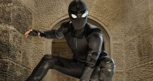 Marvel Sinematik Evreni’nin en sevilen karakterlerinden biri olan Örümcek Adam, 2019 yılında vizyona giren Örümcek-Adam: Evden Uzakta ile hikâyesini New York’un dışına taşıyor. 2017 yapımı Örümcek-Adam: Eve Dönüş filminin devamı olan yapım, Peter Parker’ın lise hayatı, arkadaşlıkları ve süper kahramanlık sorumlulukları arasında denge kurma çabasını farklı bir atmosfer içerisinde ele alıyor. Columbia Pictures ve Marvel Studios tarafından ortaklaşa hazırlanan film, Sony Pictures Releasing tarafından dağıtıldı.
