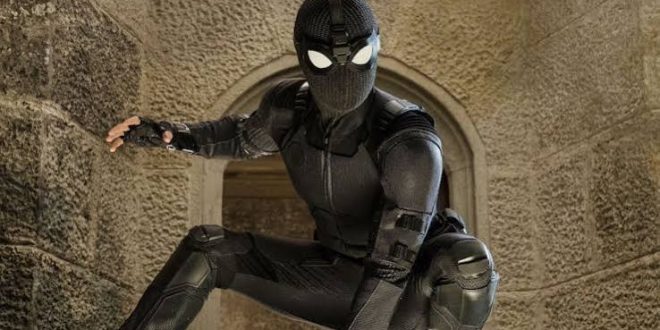 Marvel Sinematik Evreni’nin en sevilen karakterlerinden biri olan Örümcek Adam, 2019 yılında vizyona giren Örümcek-Adam: Evden Uzakta ile hikâyesini New York’un dışına taşıyor. 2017 yapımı Örümcek-Adam: Eve Dönüş filminin devamı olan yapım, Peter Parker’ın lise hayatı, arkadaşlıkları ve süper kahramanlık sorumlulukları arasında denge kurma çabasını farklı bir atmosfer içerisinde ele alıyor. Columbia Pictures ve Marvel Studios tarafından ortaklaşa hazırlanan film, Sony Pictures Releasing tarafından dağıtıldı.