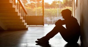 Majör depresyon, kişinin duygu durumunu, düşüncelerini, davranışlarını ve günlük yaşamını belirgin biçimde etkileyebilen ciddi bir ruhsal sağlık sorunudur. Günlük konuşmalarda "depresyon" kelimesi zaman zaman geçici mutsuzluk veya moral bozukluğu anlamında kullanılsa da majör depresyon bundan çok daha kapsamlıdır.