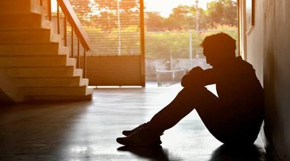 Majör depresyon, kişinin duygu durumunu, düşüncelerini, davranışlarını ve günlük yaşamını belirgin biçimde etkileyebilen ciddi bir ruhsal sağlık sorunudur. Günlük konuşmalarda "depresyon" kelimesi zaman zaman geçici mutsuzluk veya moral bozukluğu anlamında kullanılsa da majör depresyon bundan çok daha kapsamlıdır.