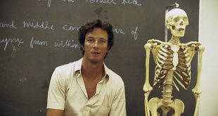 Bilimkurgu edebiyatında bazı yazarlar geleceği hayal ederken bazıları bugünün teknolojisine bakıp yarının tehlikelerini sorgular. Michael Crichton, bu iki yaklaşımı bir araya getiren en önemli isimlerden biridir. Tıp eğitimi almış olması, bilimsel konulara duyduğu merak ve gerilim türündeki hikâyeleriyle milyonlarca okura ulaşması, onu çağdaş popüler edebiyatın kendine özgü yazarlarından biri hâline getirmiştir.