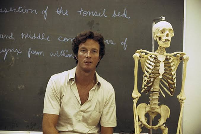 Bilimkurgu edebiyatında bazı yazarlar geleceği hayal ederken bazıları bugünün teknolojisine bakıp yarının tehlikelerini sorgular. Michael Crichton, bu iki yaklaşımı bir araya getiren en önemli isimlerden biridir. Tıp eğitimi almış olması, bilimsel konulara duyduğu merak ve gerilim türündeki hikâyeleriyle milyonlarca okura ulaşması, onu çağdaş popüler edebiyatın kendine özgü yazarlarından biri hâline getirmiştir.