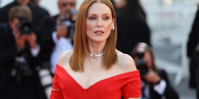 Julianne Moore, sinema tarihinin en başarılı ve saygın Amerikalı oyuncularından biridir. Özellikle karmaşık karakterleri, psikolojik açıdan derin rolleri ve farklı türlerdeki yapımlara uyum sağlayabilmesiyle tanınan Moore; dram, gerilim, komedi, bilimkurgu ve romantik filmler dahil olmak üzere çok geniş bir yelpazede rol almıştır.