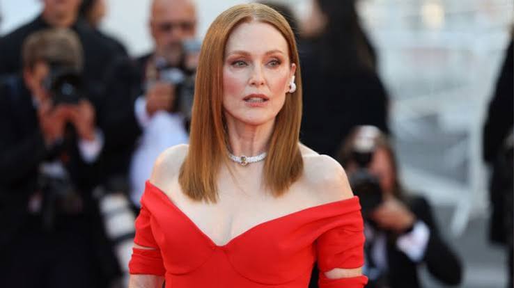 Julianne Moore, sinema tarihinin en başarılı ve saygın Amerikalı oyuncularından biridir. Özellikle karmaşık karakterleri, psikolojik açıdan derin rolleri ve farklı türlerdeki yapımlara uyum sağlayabilmesiyle tanınan Moore; dram, gerilim, komedi, bilimkurgu ve romantik filmler dahil olmak üzere çok geniş bir yelpazede rol almıştır.