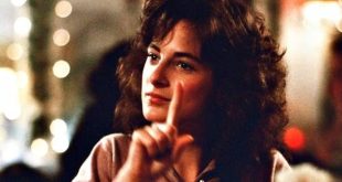1986 yılında vizyona giren Başka Tanrının Çocukları (Children of a Lesser God), aşk hikâyesini iletişim, bireysel özgürlük ve toplumsal önyargılarla birleştiren güçlü bir dram filmidir. Yönetmenliğini Randa Haines'in üstlendiği yapım, Mark Medoff'un aynı adlı tiyatro eserinden sinemaya uyarlanmıştır. Başrollerde ise William Hurt, Marlee Matlin, Piper Laurie ve Philip Bosco yer alır.