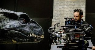 İspanyol sinemasından çıkıp Hollywood'un en büyük yapımlarına uzanan yönetmenlerin sayısı çok fazla değil. Juan Antonio Bayona, bu geçişi başarıyla gerçekleştiren ve farklı türlerdeki filmleriyle kendine özgü bir sinema dili oluşturan yönetmenlerden biri. Korku filmlerindeki karanlık atmosferlerden gerçek yaşam öykülerinin duygusal ağırlığına, fantastik hikâyelerden dev bütçeli dinozor maceralarına kadar geniş bir alanda çalışan Bayona, her projesinde görsel dünyanın yanı sıra karakterlerin yaşadığı duygulara da büyük önem veriyor.