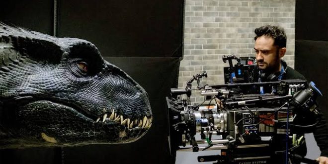 İspanyol sinemasından çıkıp Hollywood'un en büyük yapımlarına uzanan yönetmenlerin sayısı çok fazla değil. Juan Antonio Bayona, bu geçişi başarıyla gerçekleştiren ve farklı türlerdeki filmleriyle kendine özgü bir sinema dili oluşturan yönetmenlerden biri. Korku filmlerindeki karanlık atmosferlerden gerçek yaşam öykülerinin duygusal ağırlığına, fantastik hikâyelerden dev bütçeli dinozor maceralarına kadar geniş bir alanda çalışan Bayona, her projesinde görsel dünyanın yanı sıra karakterlerin yaşadığı duygulara da büyük önem veriyor.