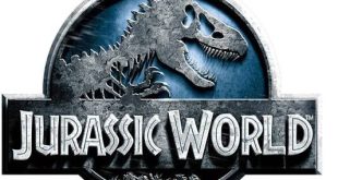 2015 yılında sinema dünyasına gelen Jurassic World, yaklaşık 15 yıllık bir aranın ardından Jurassic Park evrenini yeniden beyaz perdeye taşıyan önemli yapımlardan biri oldu. Yönetmenliğini Colin Trevorrow’un üstlendiği film, Michael Crichton’ın eserlerinden ve Steven Spielberg tarafından başlatılan sinema serisinin mirasından yararlanırken, hikâyeyi modern sinema anlayışıyla yeniden şekillendiriyor.