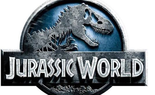 2015 yılında sinema dünyasına gelen Jurassic World, yaklaşık 15 yıllık bir aranın ardından Jurassic Park evrenini yeniden beyaz perdeye taşıyan önemli yapımlardan biri oldu. Yönetmenliğini Colin Trevorrow’un üstlendiği film, Michael Crichton’ın eserlerinden ve Steven Spielberg tarafından başlatılan sinema serisinin mirasından yararlanırken, hikâyeyi modern sinema anlayışıyla yeniden şekillendiriyor.