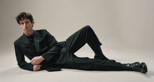 Cory Michael Smith, televizyon, sinema ve tiyatro alanlarında başarılı çalışmalara imza atan Amerikalı oyunculardan biridir. Özellikle Gotham dizisinde canlandırdığı Edward Nygma, namıdiğer Riddler karakteriyle dünya çapında tanınan Smith, bu rolle geniş bir hayran kitlesine ulaşmıştır. Ancak oyuncunun kariyeri yalnızca çizgi roman uyarlamalarıyla sınırlı değildir.