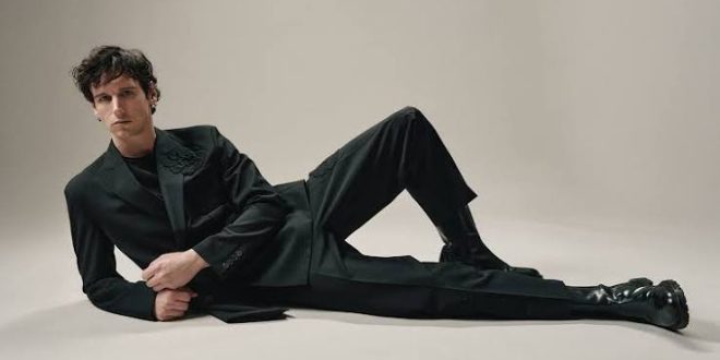 Cory Michael Smith, televizyon, sinema ve tiyatro alanlarında başarılı çalışmalara imza atan Amerikalı oyunculardan biridir. Özellikle Gotham dizisinde canlandırdığı Edward Nygma, namıdiğer Riddler karakteriyle dünya çapında tanınan Smith, bu rolle geniş bir hayran kitlesine ulaşmıştır. Ancak oyuncunun kariyeri yalnızca çizgi roman uyarlamalarıyla sınırlı değildir.