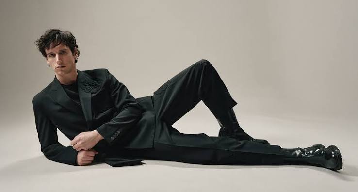 Cory Michael Smith, televizyon, sinema ve tiyatro alanlarında başarılı çalışmalara imza atan Amerikalı oyunculardan biridir. Özellikle Gotham dizisinde canlandırdığı Edward Nygma, namıdiğer Riddler karakteriyle dünya çapında tanınan Smith, bu rolle geniş bir hayran kitlesine ulaşmıştır. Ancak oyuncunun kariyeri yalnızca çizgi roman uyarlamalarıyla sınırlı değildir.