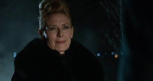 Amerikalı oyuncu Leslie Hendrix, özellikle televizyon dünyasında uzun soluklu karakter performanslarıyla tanınan deneyimli sanatçılardan biridir. Kariyerinde tiyatrodan televizyona, sinemadan farklı türlerdeki dizi projelerine kadar uzanan geniş bir çalışma alanı bulunan Hendrix, en çok Dr. Elizabeth Rodgers karakteriyle hafızalarda yer edinmiştir.