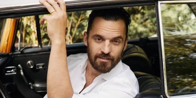 Jake Johnson, özellikle New Girl dizisindeki Nick Miller karakteriyle geniş bir hayran kitlesine ulaşan Amerikalı aktör, komedyen, senarist ve yapımcıdır. Televizyondaki başarısının yanı sıra bağımsız sinema, Hollywood yapımları ve animasyon dünyasında da çeşitli roller üstlenen Johnson, kariyeri boyunca farklı türlerde çalışmayı tercih etmiştir.