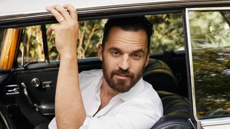 Jake Johnson, özellikle New Girl dizisindeki Nick Miller karakteriyle geniş bir hayran kitlesine ulaşan Amerikalı aktör, komedyen, senarist ve yapımcıdır. Televizyondaki başarısının yanı sıra bağımsız sinema, Hollywood yapımları ve animasyon dünyasında da çeşitli roller üstlenen Johnson, kariyeri boyunca farklı türlerde çalışmayı tercih etmiştir.