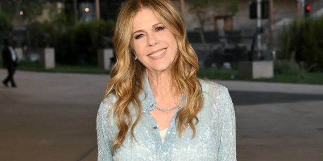 Hollywood'da uzun yıllar boyunca farklı alanlarda üretim yapmayı başaran isimler arasında Rita Wilson'ın özel bir yeri bulunur. Oyunculukla tanınmasına rağmen kariyerini yalnızca kamera önündeki performanslarla sınırlamayan Wilson; yapımcı, şarkıcı ve söz yazarı olarak da kendisine güçlü bir alan oluşturmuştur. Özellikle romantik komedi, dram ve komedi türündeki filmlerdeki rolleriyle hafızalarda yer edinen sanatçı, aynı zamanda My Big Fat Greek Wedding ve Mamma Mia! gibi dikkat çekici projelerin yapım sürecinde de görev almıştır.