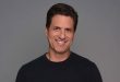 Amerikan televizyon komedisinin öne çıkan senarist ve yapımcılarından biri olan Steven Levitan, özellikle Modern Family ile dünya çapında tanınan bir televizyon yaratıcısıdır. Ancak Levitan’ın kariyeri, 2009 yılında başlayan bu popüler diziden çok daha önceye uzanır. Senaristlikten yapımcılığa, yönetmenlikten dizi yaratımına kadar televizyonun farklı alanlarında çalışan Levitan; Wings, The Larry Sanders Show, Frasier ve Just Shoot Me! gibi yapımlarda edindiği deneyimleri daha sonra kendi projelerine aktarmıştır.