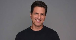Amerikan televizyon komedisinin öne çıkan senarist ve yapımcılarından biri olan Steven Levitan, özellikle Modern Family ile dünya çapında tanınan bir televizyon yaratıcısıdır. Ancak Levitan’ın kariyeri, 2009 yılında başlayan bu popüler diziden çok daha önceye uzanır. Senaristlikten yapımcılığa, yönetmenlikten dizi yaratımına kadar televizyonun farklı alanlarında çalışan Levitan; Wings, The Larry Sanders Show, Frasier ve Just Shoot Me! gibi yapımlarda edindiği deneyimleri daha sonra kendi projelerine aktarmıştır.