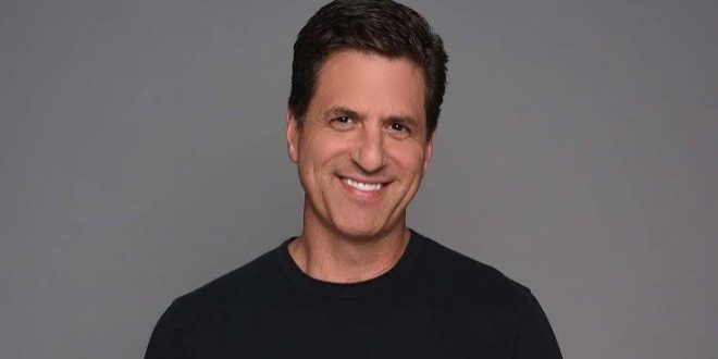 Amerikan televizyon komedisinin öne çıkan senarist ve yapımcılarından biri olan Steven Levitan, özellikle Modern Family ile dünya çapında tanınan bir televizyon yaratıcısıdır. Ancak Levitan’ın kariyeri, 2009 yılında başlayan bu popüler diziden çok daha önceye uzanır. Senaristlikten yapımcılığa, yönetmenlikten dizi yaratımına kadar televizyonun farklı alanlarında çalışan Levitan; Wings, The Larry Sanders Show, Frasier ve Just Shoot Me! gibi yapımlarda edindiği deneyimleri daha sonra kendi projelerine aktarmıştır.