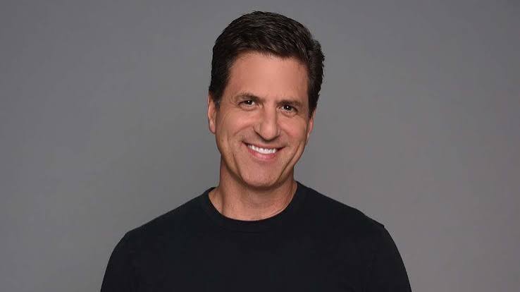 Amerikan televizyon komedisinin öne çıkan senarist ve yapımcılarından biri olan Steven Levitan, özellikle Modern Family ile dünya çapında tanınan bir televizyon yaratıcısıdır. Ancak Levitan’ın kariyeri, 2009 yılında başlayan bu popüler diziden çok daha önceye uzanır. Senaristlikten yapımcılığa, yönetmenlikten dizi yaratımına kadar televizyonun farklı alanlarında çalışan Levitan; Wings, The Larry Sanders Show, Frasier ve Just Shoot Me! gibi yapımlarda edindiği deneyimleri daha sonra kendi projelerine aktarmıştır.