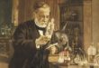 Louis Pasteur, modern mikrobiyolojinin ve mikrobiyal hastalıklar konusundaki bilimsel yaklaşımın öncülerinden biri olarak kabul edilen Fransız bilim insanıdır. 19. yüzyılda yaptığı araştırmalarla mikroorganizmaların fermantasyondaki rolünü ortaya koyan Pasteur, hastalıkların oluşumunda mikropların etkisini açıklayan çalışmalar gerçekleştirmiş, aşı geliştirme alanında çığır açan yöntemler ortaya koymuş ve özellikle kuduz hastalığına karşı geliştirdiği aşıyla dünya bilim tarihinin en önemli isimlerinden biri hâline gelmiştir.
