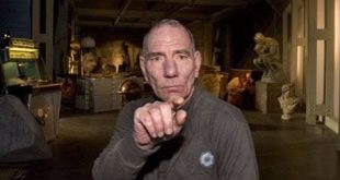 İngiliz sinemasının karakter oyuncuları arasında kendine özgü bir yere sahip olan Pete Postlethwaite, tiyatro sahnesinden uluslararası sinemaya uzanan uzun ve başarılı kariyeriyle tanınır. Sert yüz hatları, güçlü sesi, dikkat çekici sahne duruşu ve birkaç dakikalık bir rolle bile karakteri akılda bırakabilen oyunculuk anlayışı, onu benzerlerinden ayıran başlıca özellikler arasında yer alır.