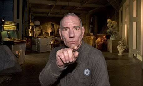 İngiliz sinemasının karakter oyuncuları arasında kendine özgü bir yere sahip olan Pete Postlethwaite, tiyatro sahnesinden uluslararası sinemaya uzanan uzun ve başarılı kariyeriyle tanınır. Sert yüz hatları, güçlü sesi, dikkat çekici sahne duruşu ve birkaç dakikalık bir rolle bile karakteri akılda bırakabilen oyunculuk anlayışı, onu benzerlerinden ayıran başlıca özellikler arasında yer alır.
