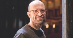 Philipp Stölzl, yalnızca sinema filmleri yöneten bir isim değil, tiyatrodan operaya, sahne tasarımından müzik videolarına kadar farklı sanat alanlarında üretim yapan çok yönlü bir Alman sanatçıdır. 1967 yılında Münih'te dünyaya gelen Stölzl, kariyerinin ilk döneminde sahne tasarımı üzerine çalışmış, ilerleyen yıllarda müzik videoları ve reklam filmleriyle görsel anlatım konusundaki yeteneğini geliştirmiştir.