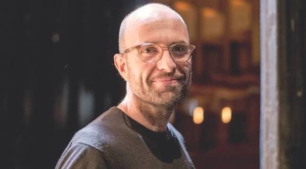 Philipp Stölzl, yalnızca sinema filmleri yöneten bir isim değil, tiyatrodan operaya, sahne tasarımından müzik videolarına kadar farklı sanat alanlarında üretim yapan çok yönlü bir Alman sanatçıdır. 1967 yılında Münih'te dünyaya gelen Stölzl, kariyerinin ilk döneminde sahne tasarımı üzerine çalışmış, ilerleyen yıllarda müzik videoları ve reklam filmleriyle görsel anlatım konusundaki yeteneğini geliştirmiştir.