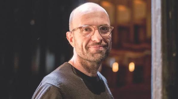 Philipp Stölzl, yalnızca sinema filmleri yöneten bir isim değil, tiyatrodan operaya, sahne tasarımından müzik videolarına kadar farklı sanat alanlarında üretim yapan çok yönlü bir Alman sanatçıdır. 1967 yılında Münih'te dünyaya gelen Stölzl, kariyerinin ilk döneminde sahne tasarımı üzerine çalışmış, ilerleyen yıllarda müzik videoları ve reklam filmleriyle görsel anlatım konusundaki yeteneğini geliştirmiştir.