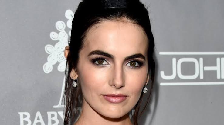 Hollywood’da çocuk yaşta kamera karşısına geçen oyuncuların kariyerlerini yetişkinlik döneminde aynı istikrarla sürdürmeleri her zaman kolay değildir. Ancak Camilla Belle, bu geçişi gerçekleştirebilen isimler arasında yer alır. Henüz küçük yaşlarda televizyon ve sinema projelerinde görünmeye başlayan Amerikalı oyuncu, zaman içerisinde farklı türlerdeki yapımlarda rol alarak kendisine geniş bir filmografi oluşturmuştur.