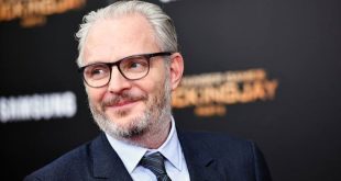 Francis Lawrence, sinema dünyasında özellikle görsel anlatım gücü yüksek yapımlarla tanınan Amerikalı yönetmenlerden biridir. Kariyerinin dikkat çekici tarafı ise Hollywood'a doğrudan uzun metrajlı filmlerle adım atmamış olmasıdır. Lawrence, önce müzik videoları çekerek kendine özgü bir görsel dil geliştirdi. Britney Spears, Jennifer Lopez, Justin Timberlake, Shakira, Lady Gaga, Aerosmith ve Janet Jackson gibi dünya çapında tanınan sanatçılarla çalışması, onu müzik sektörünün önde gelen klip yönetmenlerinden biri haline getirdi.