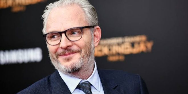 Francis Lawrence, sinema dünyasında özellikle görsel anlatım gücü yüksek yapımlarla tanınan Amerikalı yönetmenlerden biridir. Kariyerinin dikkat çekici tarafı ise Hollywood'a doğrudan uzun metrajlı filmlerle adım atmamış olmasıdır. Lawrence, önce müzik videoları çekerek kendine özgü bir görsel dil geliştirdi. Britney Spears, Jennifer Lopez, Justin Timberlake, Shakira, Lady Gaga, Aerosmith ve Janet Jackson gibi dünya çapında tanınan sanatçılarla çalışması, onu müzik sektörünün önde gelen klip yönetmenlerinden biri haline getirdi.