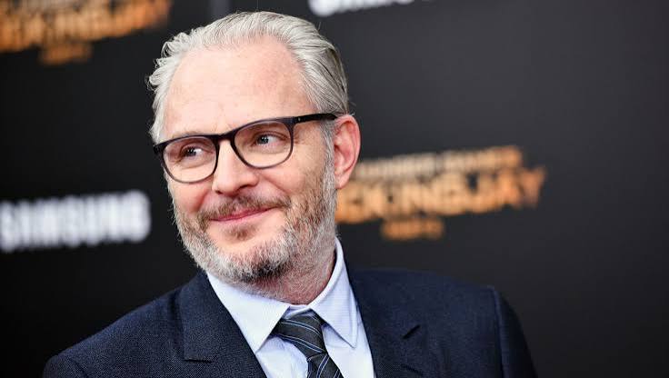 Francis Lawrence, sinema dünyasında özellikle görsel anlatım gücü yüksek yapımlarla tanınan Amerikalı yönetmenlerden biridir. Kariyerinin dikkat çekici tarafı ise Hollywood'a doğrudan uzun metrajlı filmlerle adım atmamış olmasıdır. Lawrence, önce müzik videoları çekerek kendine özgü bir görsel dil geliştirdi. Britney Spears, Jennifer Lopez, Justin Timberlake, Shakira, Lady Gaga, Aerosmith ve Janet Jackson gibi dünya çapında tanınan sanatçılarla çalışması, onu müzik sektörünün önde gelen klip yönetmenlerinden biri haline getirdi.
