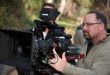Bir filmi izlerken çoğu zaman oyuncuları, yönetmeni, senaryoyu ve müziği konuşuruz. Oysa sinema deneyiminin temel unsurlarından biri olan görüntünün arkasında, hikâyeyi ışık, renk, kamera ve kadraj aracılığıyla şekillendiren başka bir sanatçı vardır: görüntü yönetmeni. Jeff Cronenweth, bu alanda kendine özgü yaklaşımıyla öne çıkan ve özellikle David Fincher ile gerçekleştirdiği çalışmalar sayesinde çağdaş sinemanın dikkat çeken isimlerinden biri haline gelen Amerikalı bir görüntü yönetmenidir.