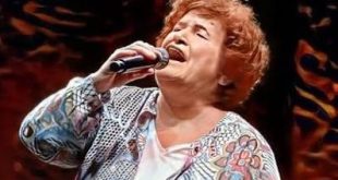 Türkiye'nin müzik tarihinde bazı sanatçılar, yalnızca seslendirdikleri şarkılarla değil, eserlerine yükledikleri anlamlarla da iz bırakır. Selda Bağcan, bu isimlerin başında gelir. Geleneksel Anadolu türkülerini çağdaş müzik anlayışıyla buluşturan sanatçı, güçlü sesi, kendine has yorum biçimi ve toplumsal meselelere duyarlı repertuvarıyla uzun yıllardır dinleyicilerin ilgisini çekmektedir. Şarkıcı, besteci ve yorumcu kimliklerini bir arada taşıyan Bağcan, Türk halk müziğinin sınırlarını genişleten ve protest müziğin gelişimine katkıda bulunan önemli sanatçılardan biridir.