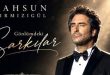 Türkiye'de arabesk müziğin geniş kitlelere ulaştığı dönemlerde adını duyuran Mahsun Kırmızıgül, zaman içerisinde müzik dünyasının sınırlarını aşarak sinemada da kendine özgü bir yer edinmiştir. Şarkıcı, besteci, söz yazarı, oyuncu, senarist ve yönetmen kimlikleriyle tanınan sanatçı, farklı alanlarda ortaya koyduğu çalışmalarla uzun yıllardır gündemde kalmayı başarmıştır. Özellikle 1990'lı yıllarda yayımladığı albümlerle büyük bir dinleyici kitlesine ulaşan Kırmızıgül, ilerleyen yıllarda toplumsal meseleleri ele alan filmleriyle de dikkat çekmiştir.