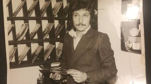 Türk müziğinde halk ezgileriyle rock müziğin enerjisini bir araya getiren sanatçılar, ülkenin müzik kültüründe kendilerine özgü bir alan oluşturmuştur. Bu isimler arasında yer alan Ersen Dinleten, özellikle 1970'li yıllarda gerçekleştirdiği çalışmalarla tanınan şarkıcı ve müzisyenlerden biridir. Ersen ve Dadaşlar topluluğuyla özdeşleşen sanatçı, geleneksel türküleri modern enstrümanlarla yorumlayarak Anadolu rock müziğinin gelişimine katkıda bulunmuştur.