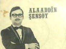 Türk sanat müziğinin kendine özgü yorumcuları arasında yer alan Alaeddin Şensoy, ses sanatçılığı ve besteciliği bir araya getiren çalışmalarıyla müzik tarihinde iz bırakan isimlerden biridir. Geleneksel Türk musikisinin inceliklerini benimseyen sanatçı, yıllar boyunca radyo programlarında, konserlerde ve plak kayıtlarında dinleyicilerle buluştu. Yorumladığı şarkıların yanı sıra kendi kaleminden çıkan güfteler ve bestelerle de repertuvara katkı sağladı.