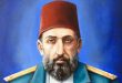 Osmanlı İmparatorluğu’nun son yüzyılında tahta çıkan hükümdarlar arasında II. Abdülhamid, siyasi kararları ve yönetim anlayışıyla özel bir yere sahiptir. 1876 yılında başlayan saltanatı, devletin askerî yenilgilerle, ekonomik sıkıntılarla, toprak kayıplarıyla ve toplumsal değişimlerle mücadele ettiği bir döneme rastlamıştır. Yaklaşık 33 yıl boyunca tahtta kalan padişah, bir taraftan imparatorluğun bütünlüğünü korumaya çalışırken diğer taraftan eğitimden ulaşıma, haberleşmeden diplomasiye kadar birçok alanda değişiklikler gerçekleştirmiştir.