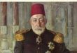 Osmanlı İmparatorluğu’nun son döneminde tahta çıkan Sultan Mehmet Reşad, devletin siyasi yapısının değiştiği, geleneksel yönetim anlayışının yerini anayasal kurumlarla paylaştığı ve imparatorluğun büyük savaşlarla sarsıldığı bir dönemin hükümdarıdır. Osmanlı tarihindeki adıyla V. Mehmet Reşad, 1909 yılında başlayan saltanatını 1918 yılına kadar sürdürmüştür. Onun padişahlık dönemi, Trablusgarp Savaşı’ndan Balkan Savaşları’na, Çanakkale Muharebeleri’nden Birinci Dünya Savaşı’nın son aşamalarına kadar uzanan önemli gelişmelere sahne olmuştur.