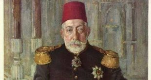 Osmanlı İmparatorluğu’nun son döneminde tahta çıkan Sultan Mehmet Reşad, devletin siyasi yapısının değiştiği, geleneksel yönetim anlayışının yerini anayasal kurumlarla paylaştığı ve imparatorluğun büyük savaşlarla sarsıldığı bir dönemin hükümdarıdır. Osmanlı tarihindeki adıyla V. Mehmet Reşad, 1909 yılında başlayan saltanatını 1918 yılına kadar sürdürmüştür. Onun padişahlık dönemi, Trablusgarp Savaşı’ndan Balkan Savaşları’na, Çanakkale Muharebeleri’nden Birinci Dünya Savaşı’nın son aşamalarına kadar uzanan önemli gelişmelere sahne olmuştur.