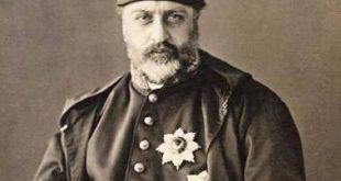 Osmanlı İmparatorluğu’nun son yüzyılında yaşanan değişimlerin önemli tanıklarından biri olan Sultan Abdülaziz, 1861-1876 yılları arasında hüküm sürmüş 32. Osmanlı padişahıdır. İmparatorluğun askerî bakımdan güçlenmeye, Avrupa devletleriyle ilişkilerini yeniden şekillendirmeye ve yönetim kurumlarını çağın koşullarına uyarlamaya çalıştığı bir dönemde tahta çıkan Abdülaziz, yaklaşık 15 yıllık hükümdarlığı boyunca hem yenilik girişimleriyle hem de siyasi krizlerle gündeme gelmiştir.