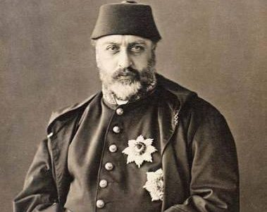 Osmanlı İmparatorluğu’nun son yüzyılında yaşanan değişimlerin önemli tanıklarından biri olan Sultan Abdülaziz, 1861-1876 yılları arasında hüküm sürmüş 32. Osmanlı padişahıdır. İmparatorluğun askerî bakımdan güçlenmeye, Avrupa devletleriyle ilişkilerini yeniden şekillendirmeye ve yönetim kurumlarını çağın koşullarına uyarlamaya çalıştığı bir dönemde tahta çıkan Abdülaziz, yaklaşık 15 yıllık hükümdarlığı boyunca hem yenilik girişimleriyle hem de siyasi krizlerle gündeme gelmiştir.